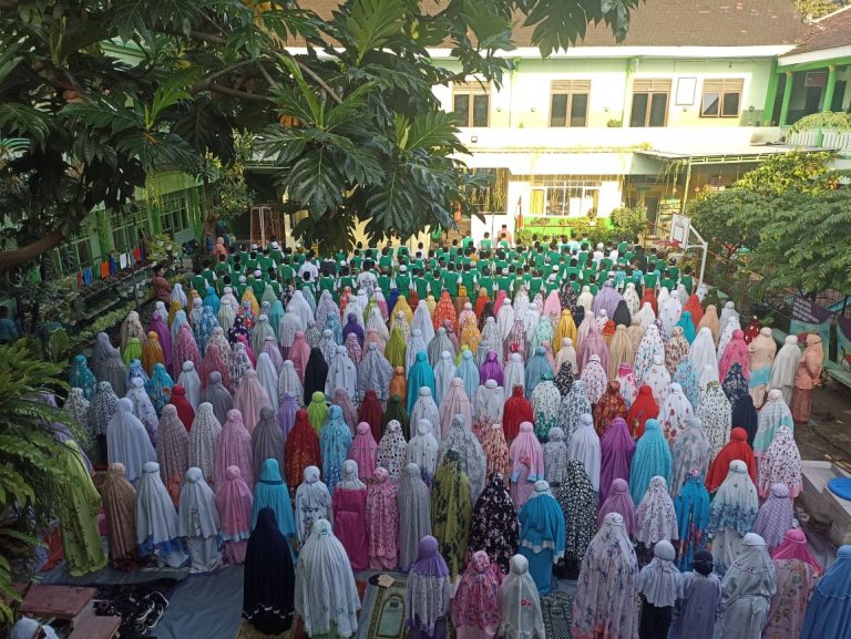 Pembelajar Sholat dhuha MI Islamiyah setiap pagi jam ke 0